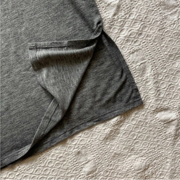 Aritzia Golden by TNA grey split hem tee size XS - Picture 3 of 5